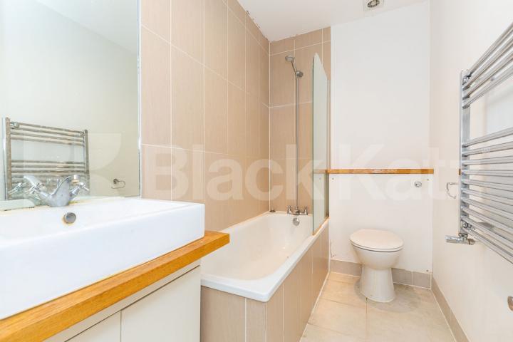 A 2 bed 2 bath property located close to an abundance of amenities Chapel Market , Angel